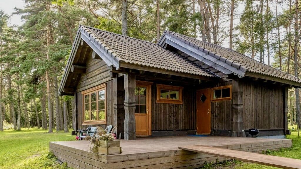 Jõe puhkemaja suvine valisvaade terrassi ja männimetsaga